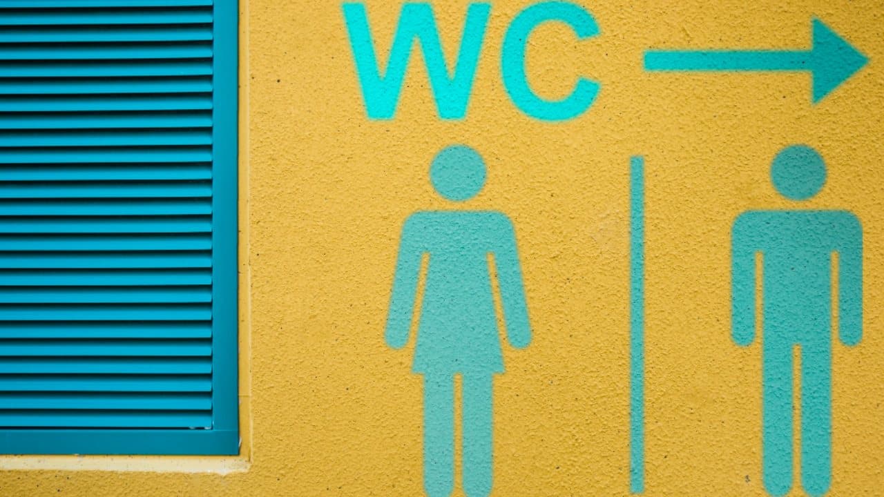 no permite que su hijo vaya solo al baño