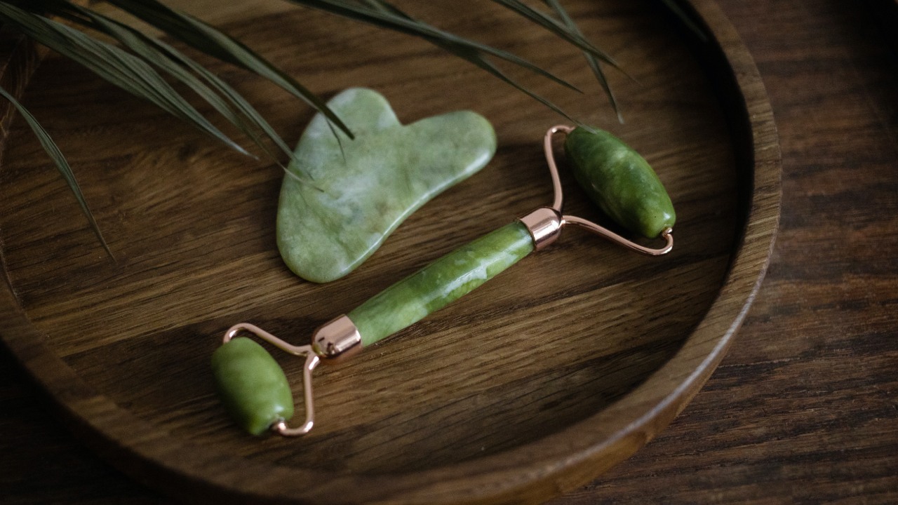 Cómo lavar tu gua sha y rodillo facial 