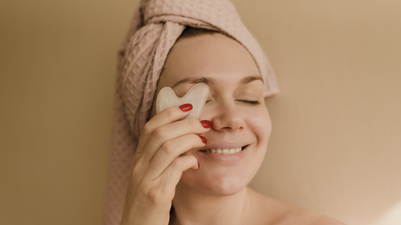 Cómo lavar tu gua sha y rodillo facial