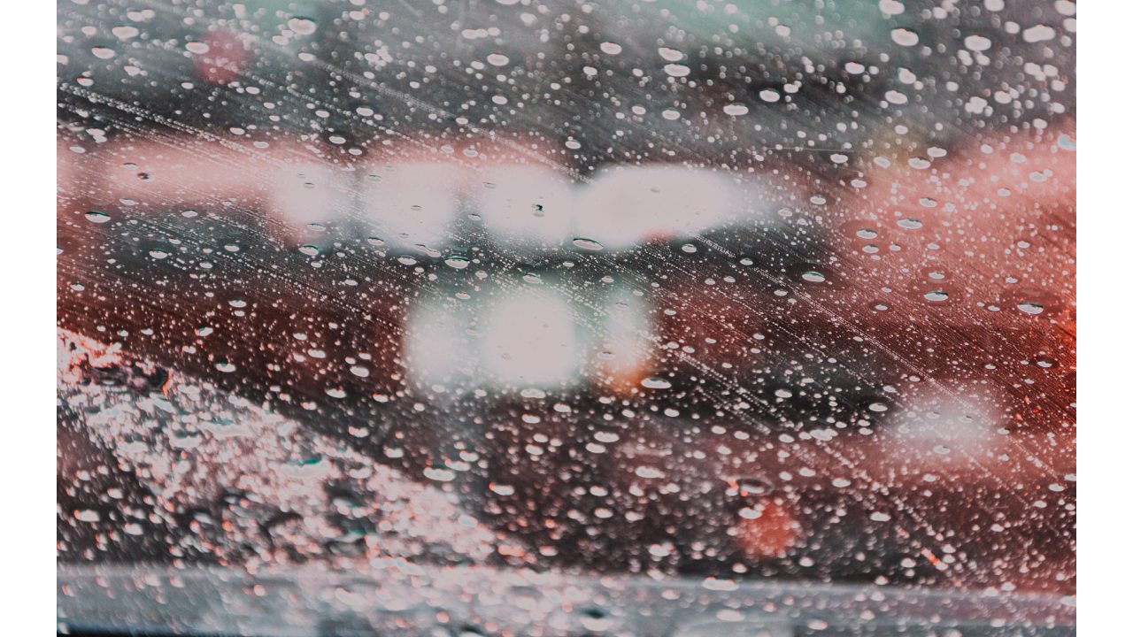 Elimina manchas de lluvia de los vidrios de tu carro