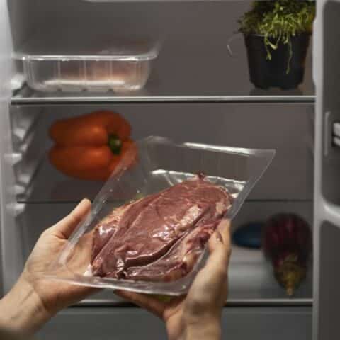 No debes descongelar la carne en el microondas