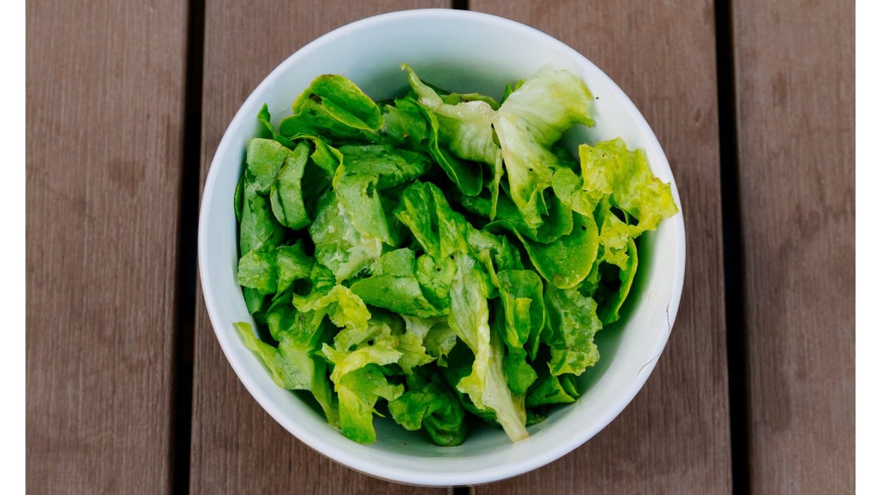 Cómo rehidratar lechuga vieja