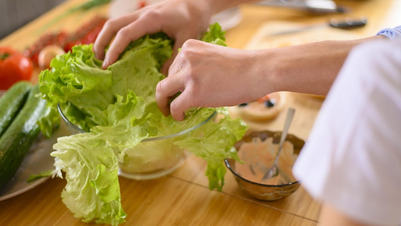 Cómo rehidratar lechuga vieja