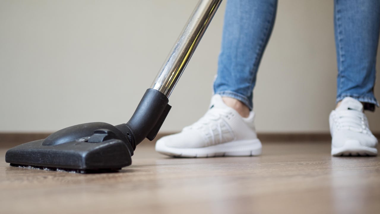 Truco con té negro para eliminar todo el polvo