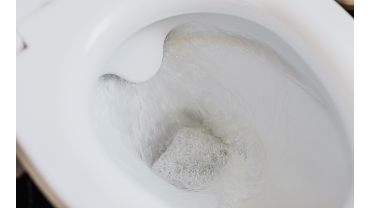 Truco-con-esponja-para-que-tu-bano-huela-rico