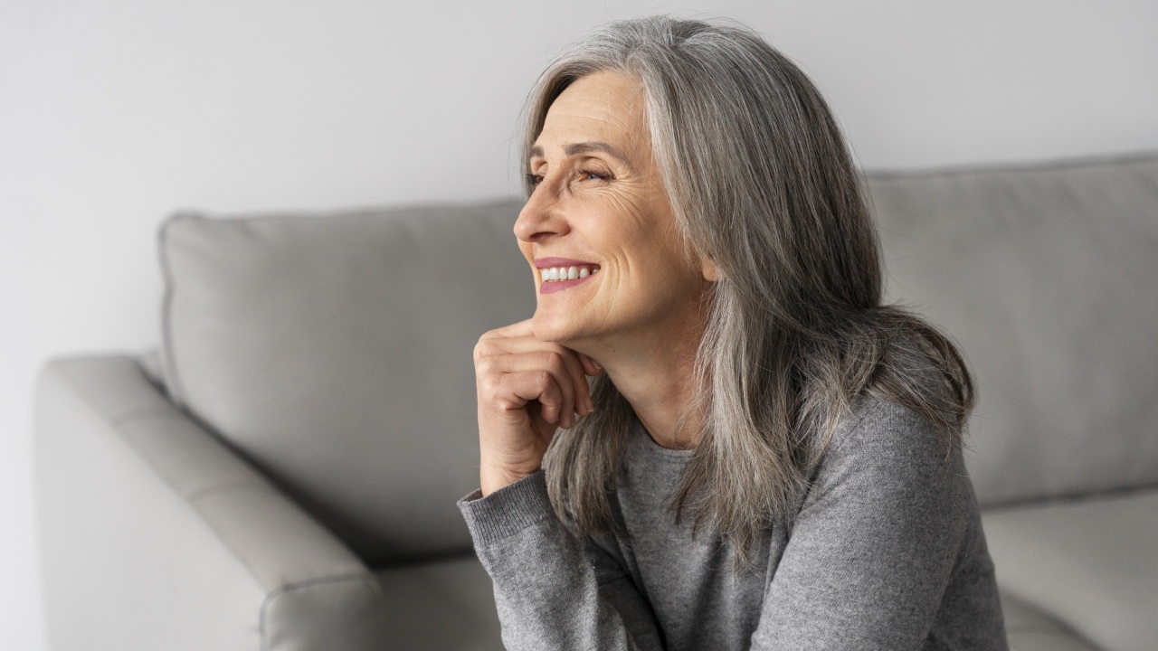 Trucos para cubrir tus canas sin tintes químicos