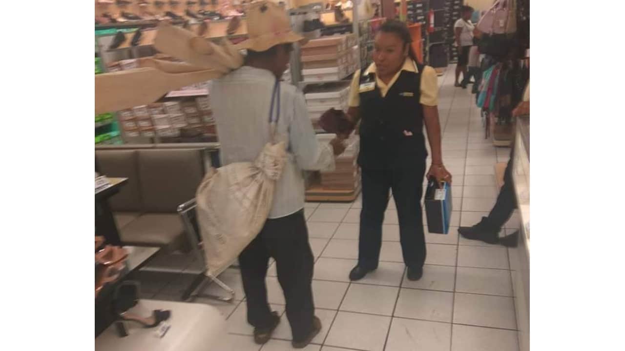 Vendedora le regala zapatos a abuelito