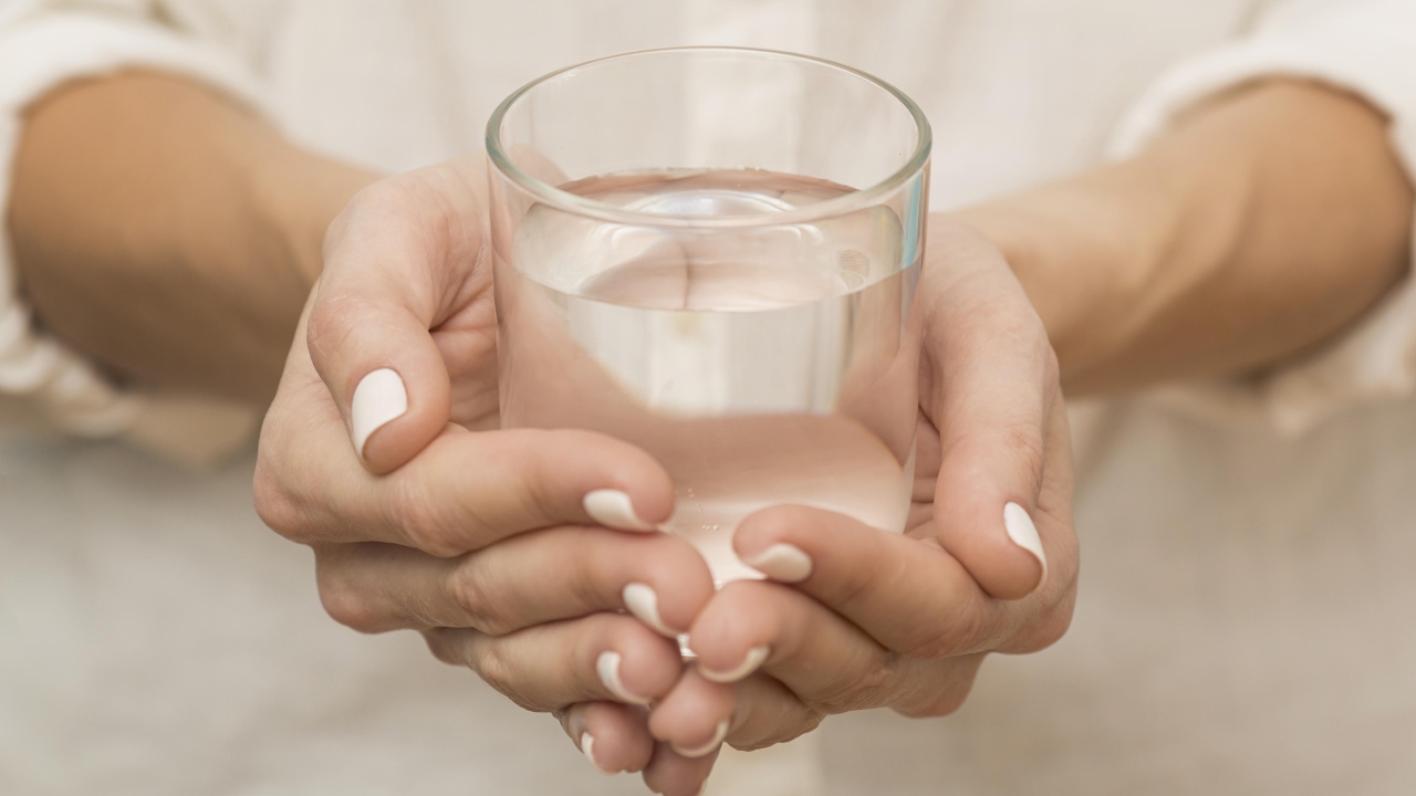 Beneficios de dormir con un vaso de agua debajo de tu cama