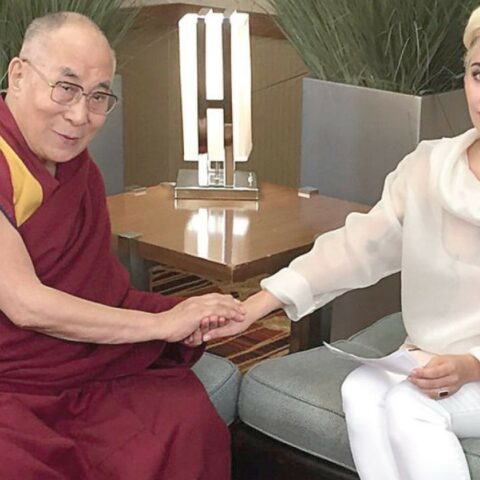 Lady Gaga junto Dalái Lama