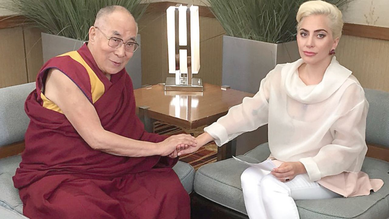 Lady Gaga junto Dalái Lama