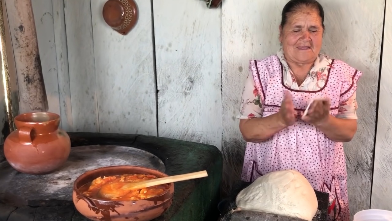 huevos con chile rojo
