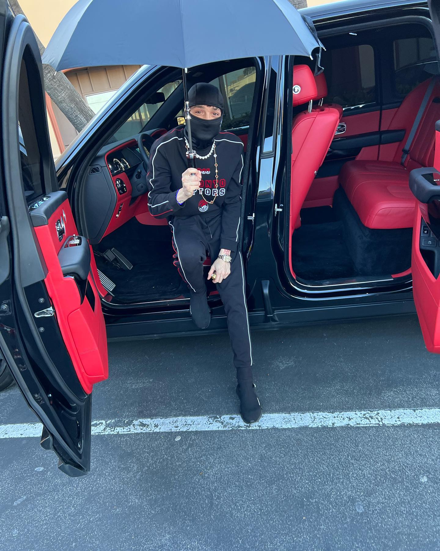 Peso pluma tiene autos de lujo