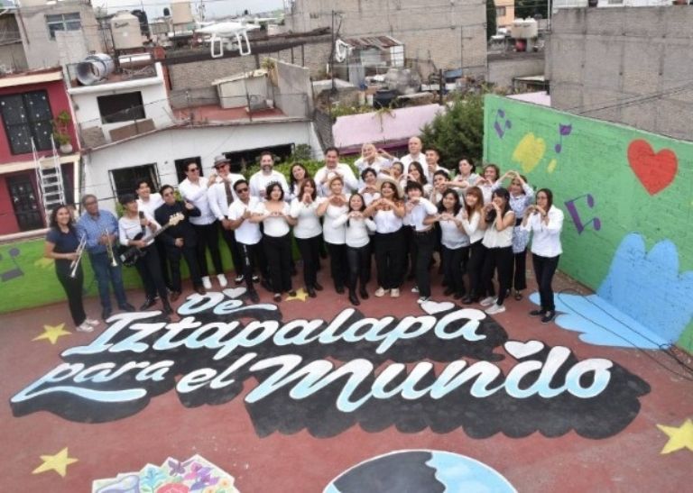 El grupo de cumbia en su casa en Iztapalapa