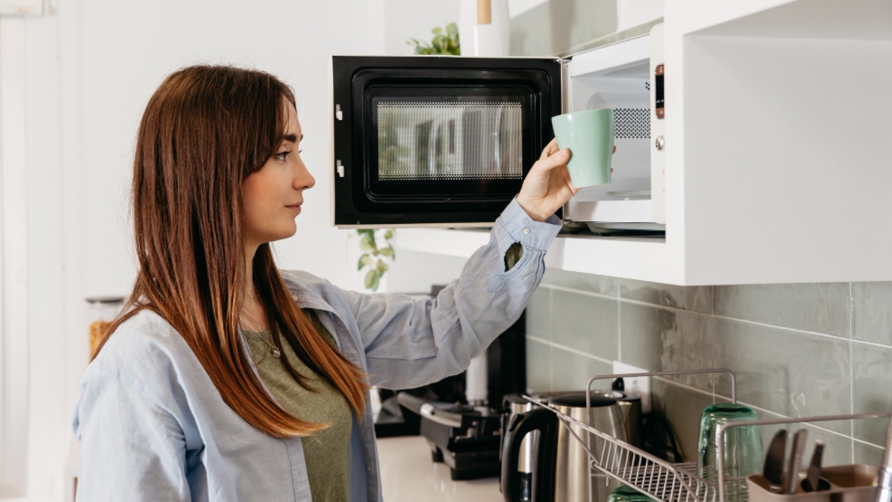 NUNCA debes calentar agua en el microondas
