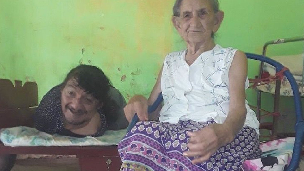 Padre sin brazos ni piernas crió a sus hijas