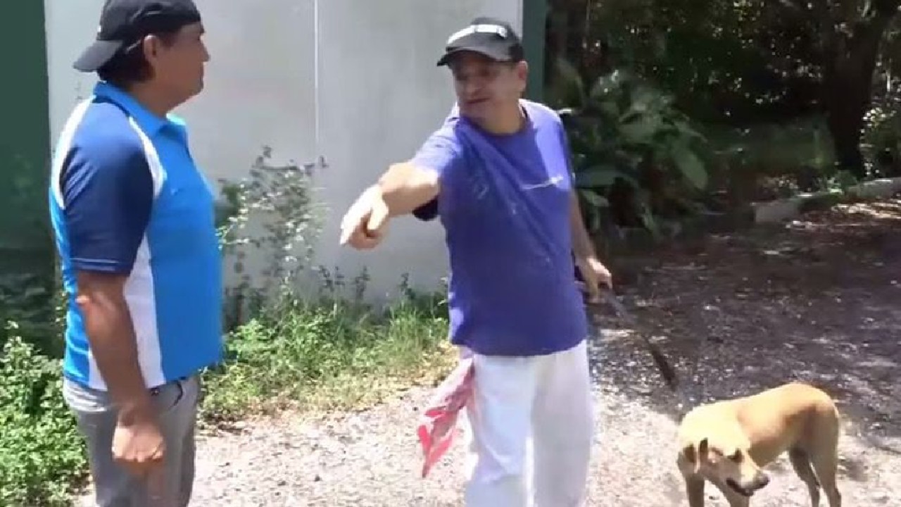 Se niega a levantar la popó de su perro