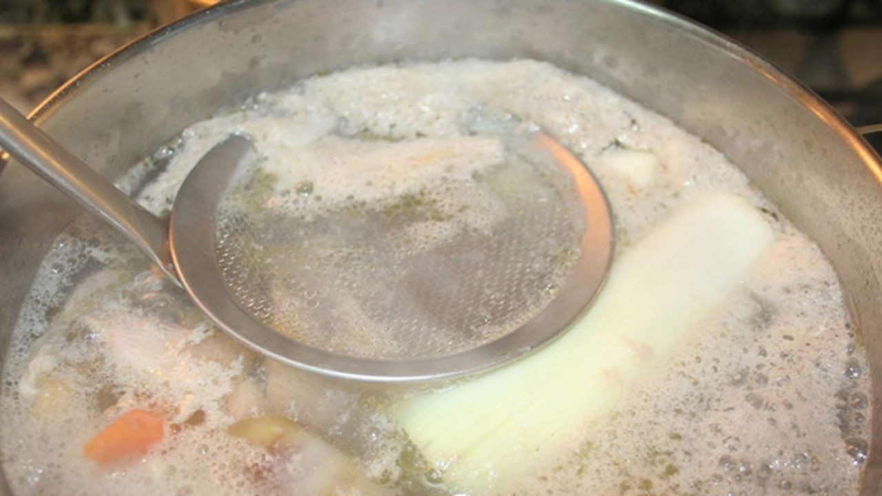 Espuma en el caldito de pollo