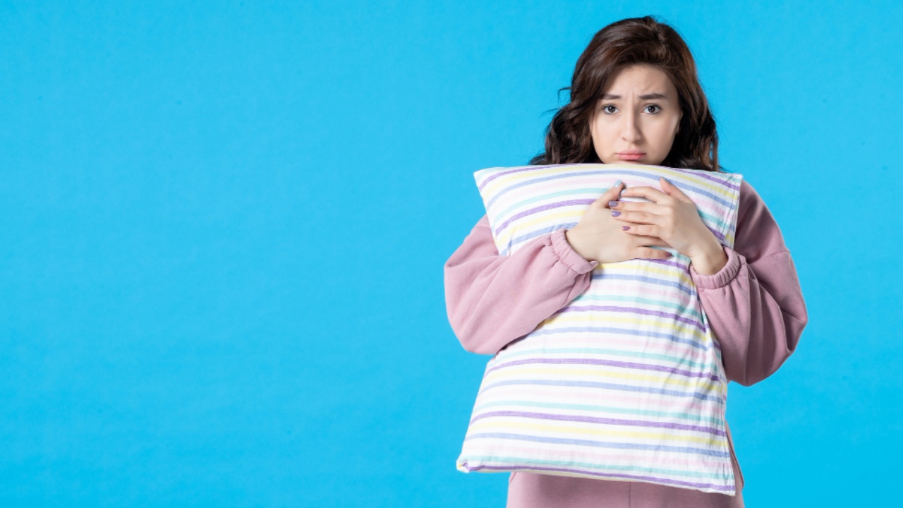 dormir abrazando una almohada