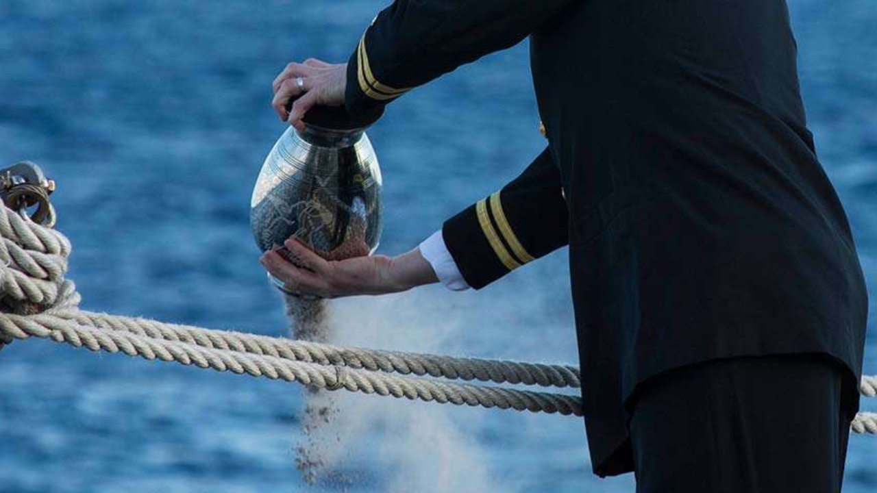cenizas de un difunto en el mar