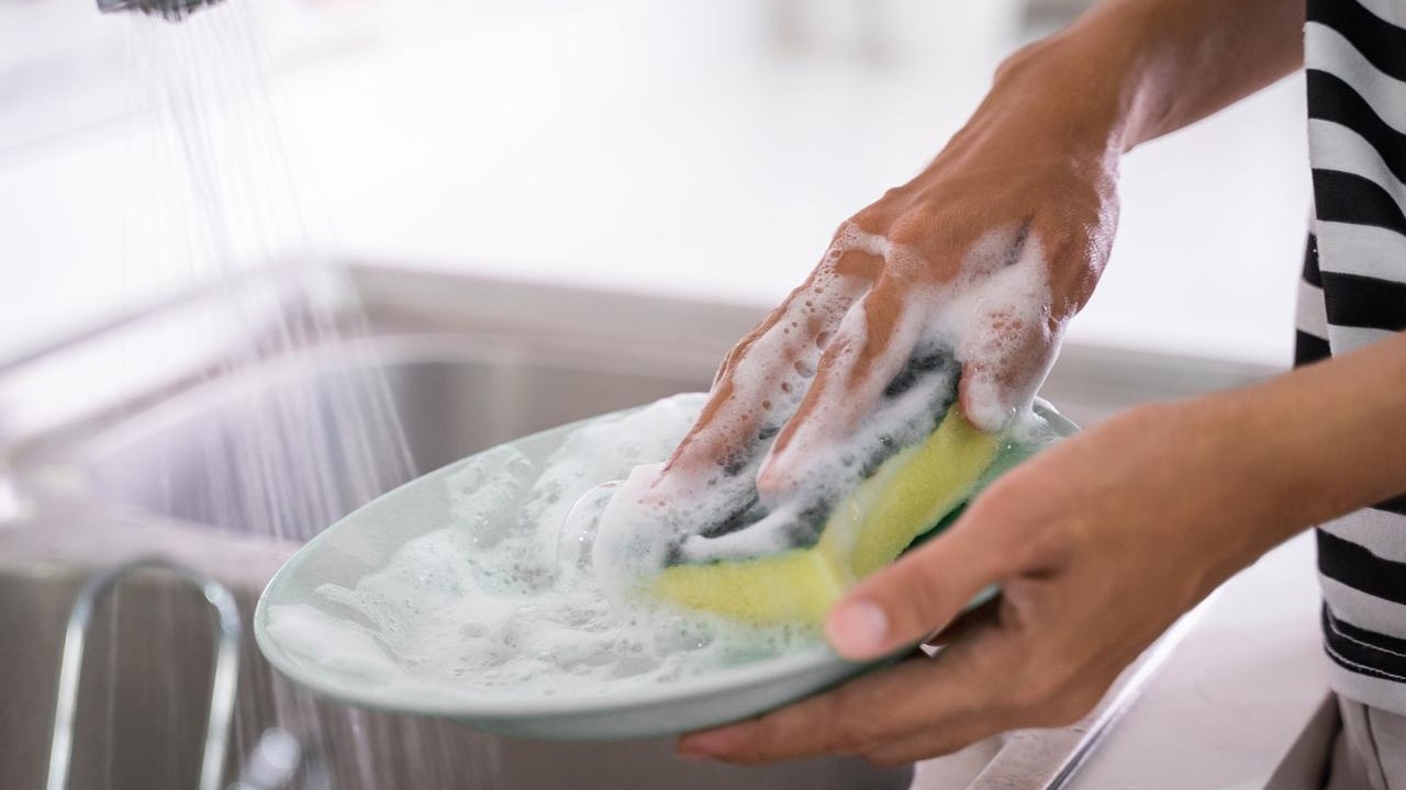 Echar sal a la esponja para trastes