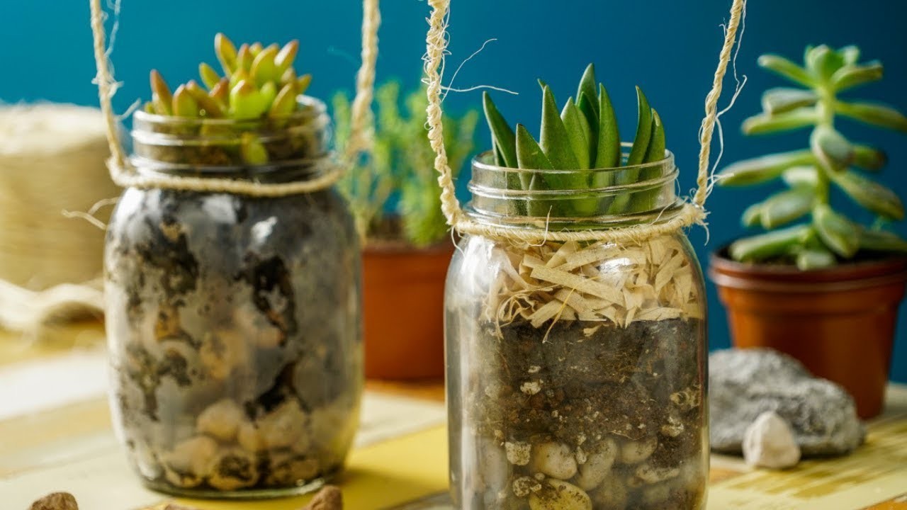 Macetas con frascos reciclados
