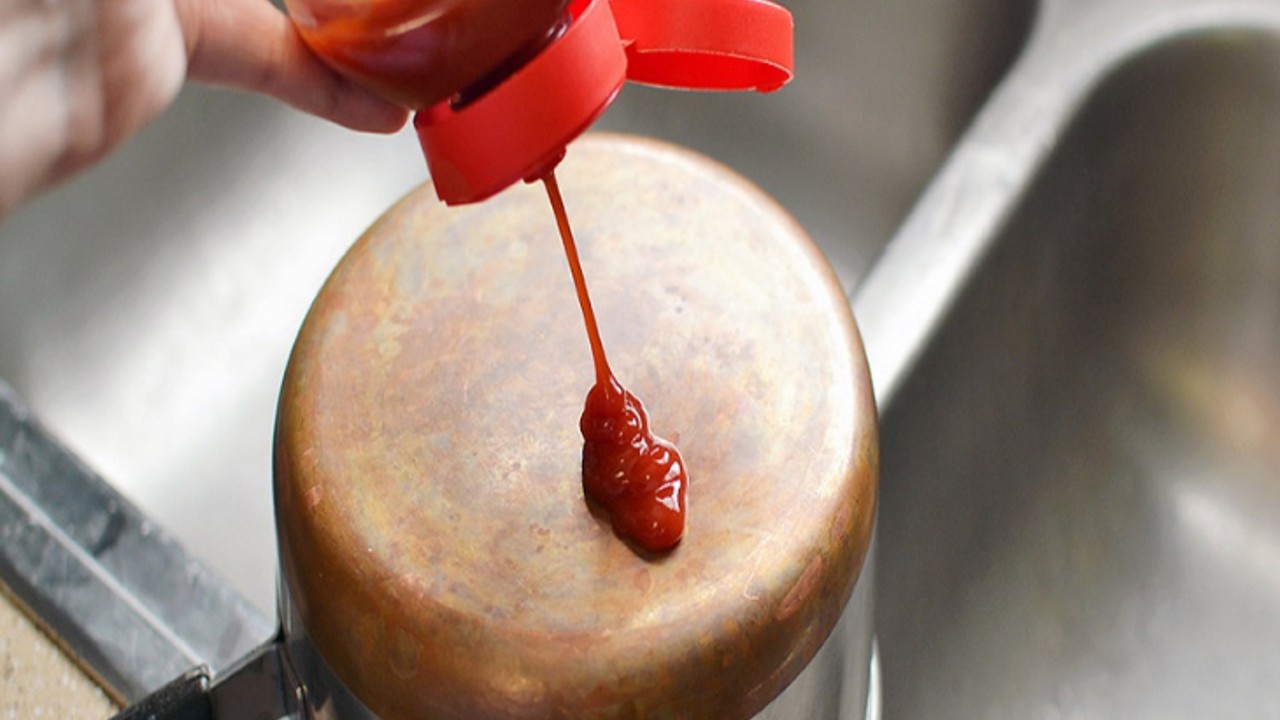 Abrillantar ollas y fregadero con catsup
