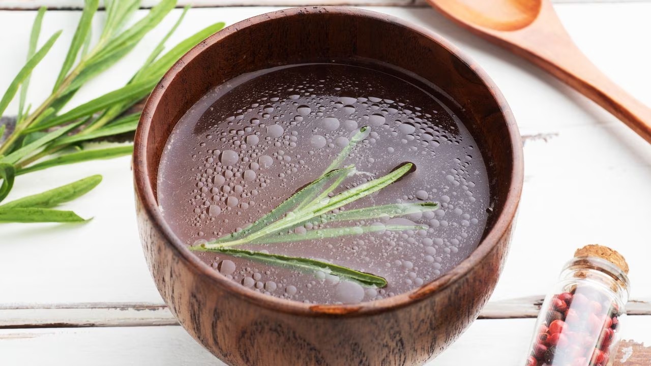 Oscurecer cabello con mascarillas de romero