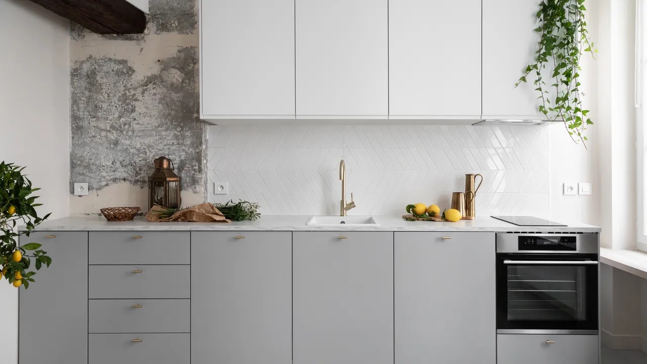 Micrococina con muebles blancos