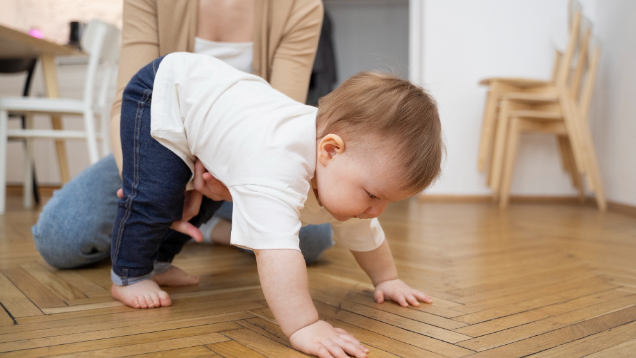 Cuidado, no debes obligar a tus hijos a gatear, sentarse o caminar