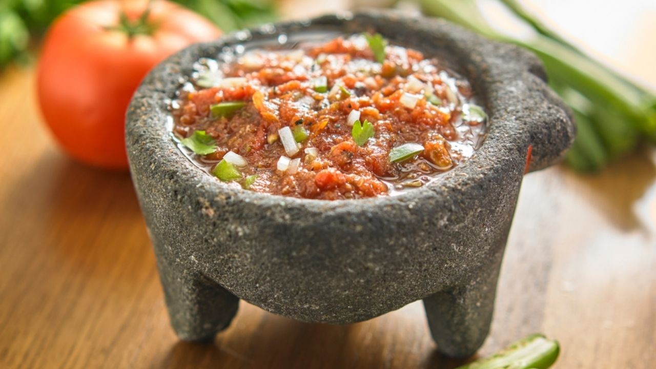 Cómo curar tu molcajete para que vuelva a tener filo